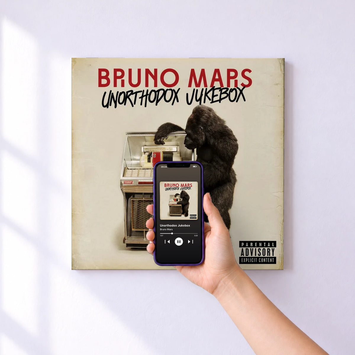 Affiche connectée Unorthodox Jukebox de Bruno Mars au mur : l'album se lance en approchant le téléphone
