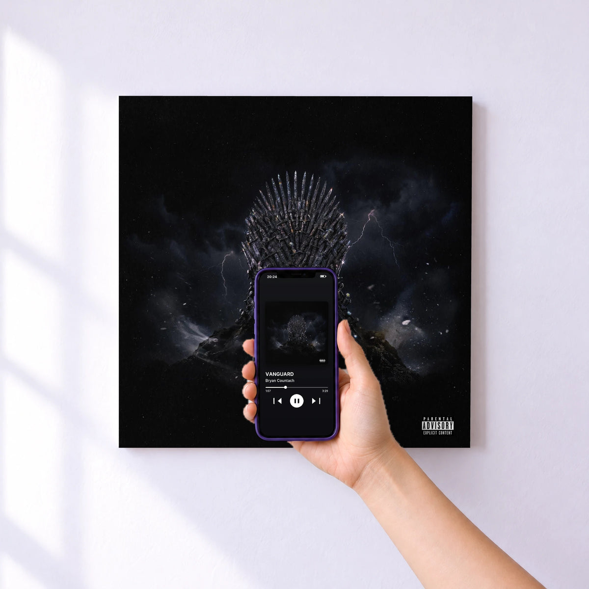 Affiche connectée VANGUARD de Bryan Countach au mur : l'album se lance en approchant le téléphone