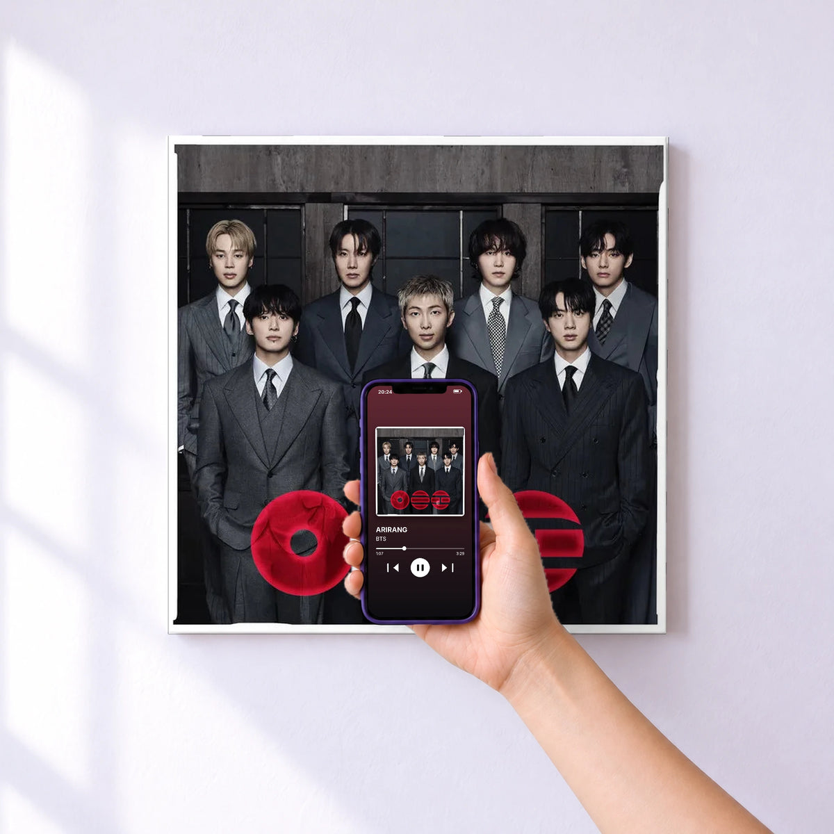 Affiche connectée ARIRANG de BTS au mur : l'album se lance en approchant le téléphone