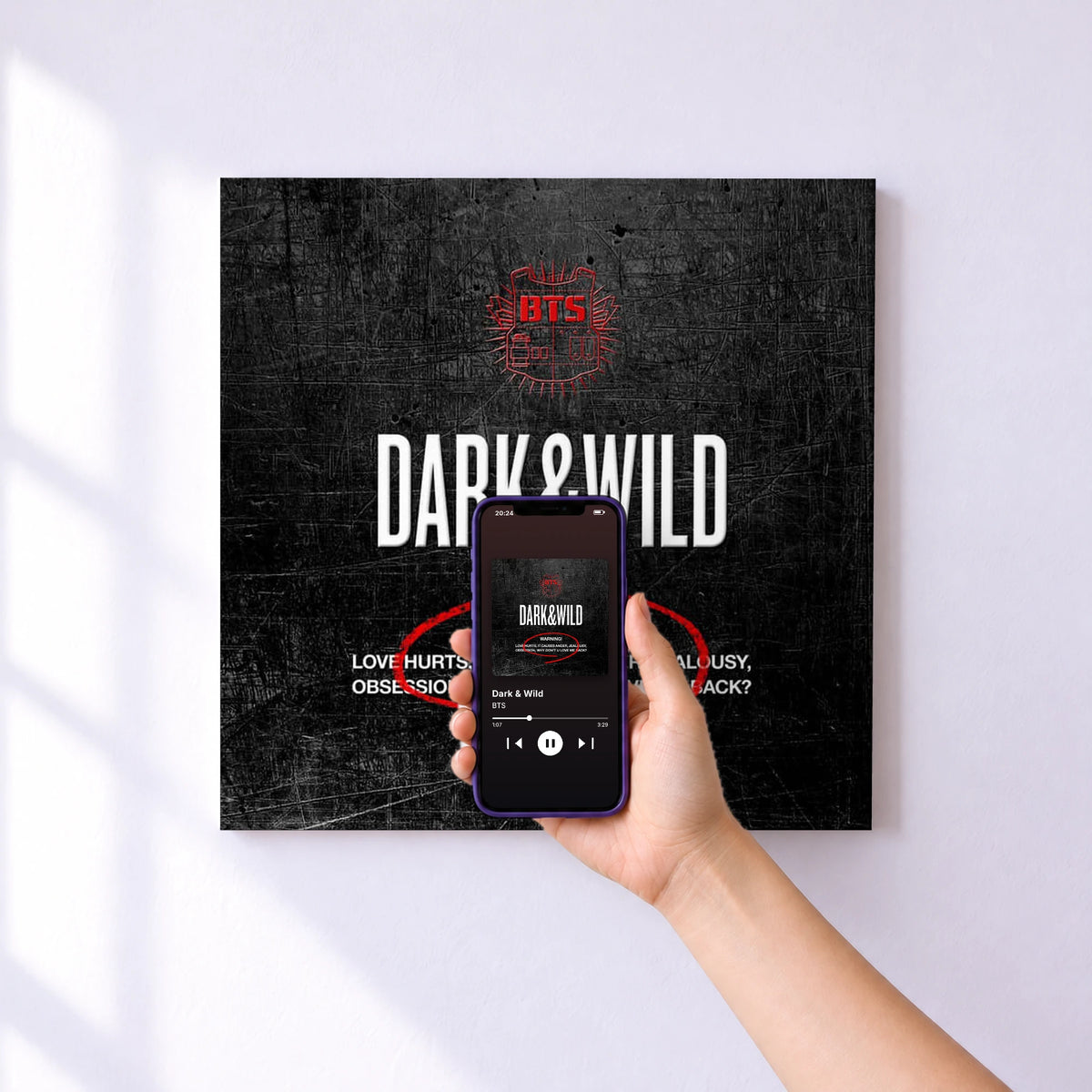 Affiche connectée Dark & Wild de BTS au mur : l'album se lance en approchant le téléphone