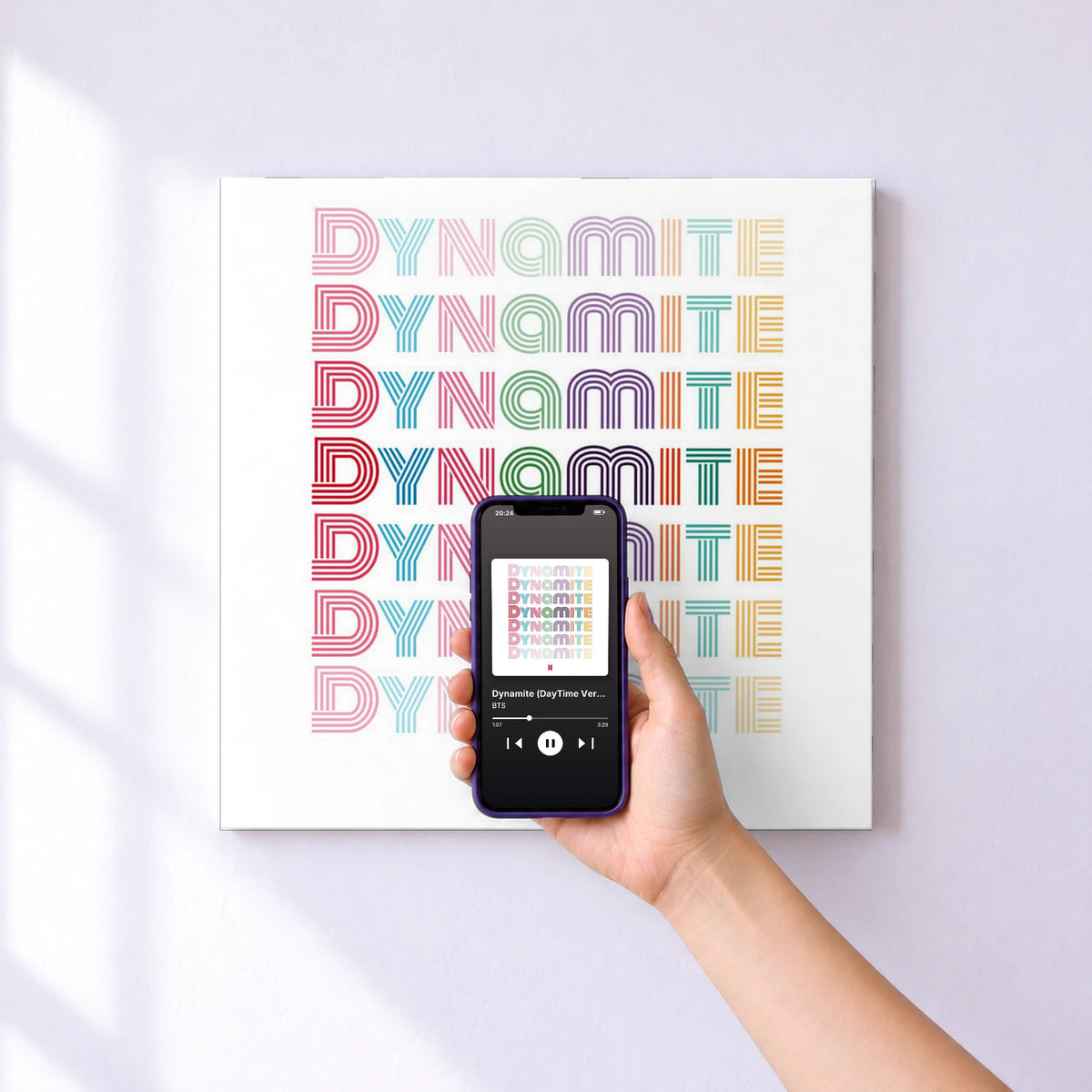 Affiche connectée Dynamite (DayTime Version) de BTS au mur : l'album se lance en approchant le téléphone
