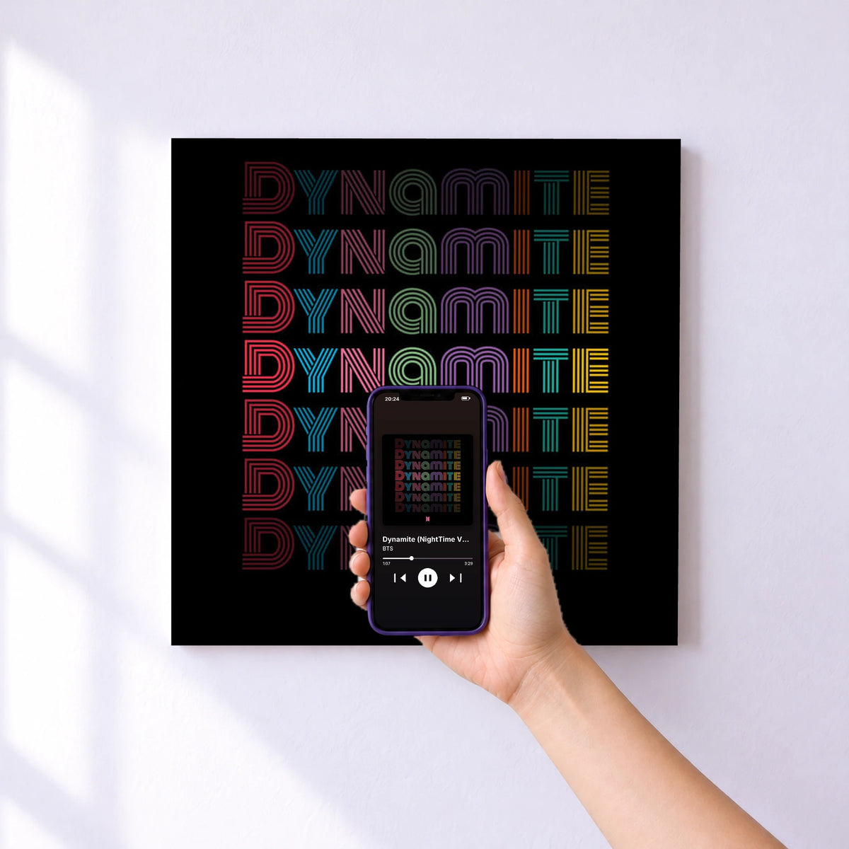 Affiche connectée Dynamite (NightTime Version) de BTS au mur : l'album se lance en approchant le téléphone