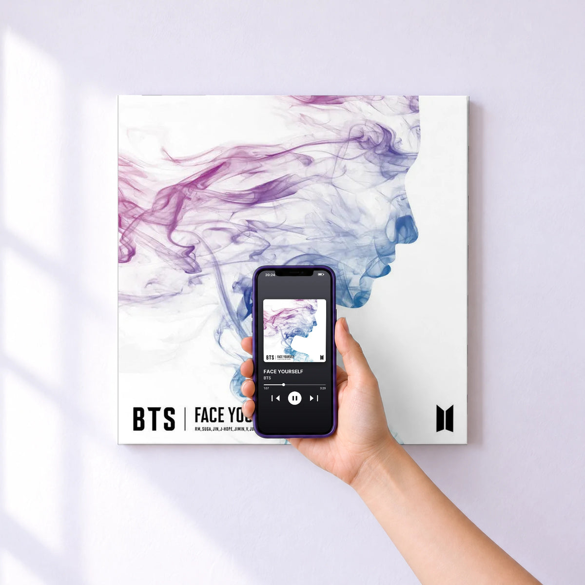 Affiche connectée FACE YOURSELF de BTS au mur : l'album se lance en approchant le téléphone