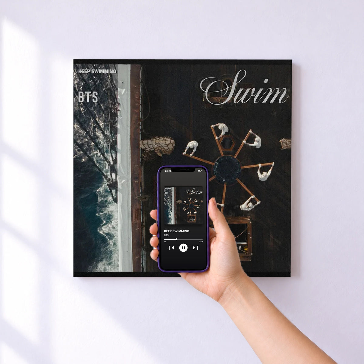 Affiche connectée KEEP SWIMMING de BTS au mur : l'album se lance en approchant le téléphone