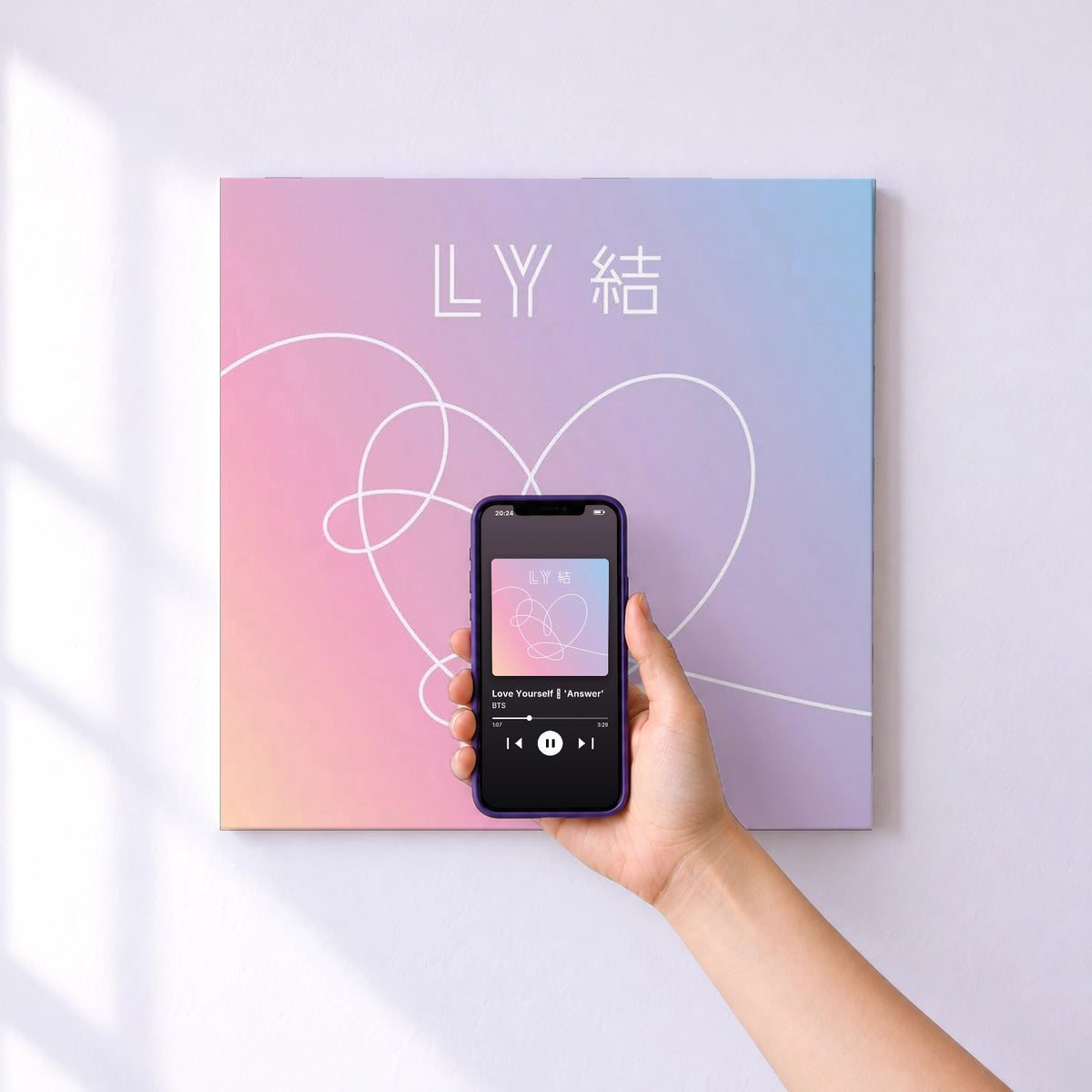 Affiche connectée Love Yourself 結 'Answer' de BTS au mur : l'album se lance en approchant le téléphone