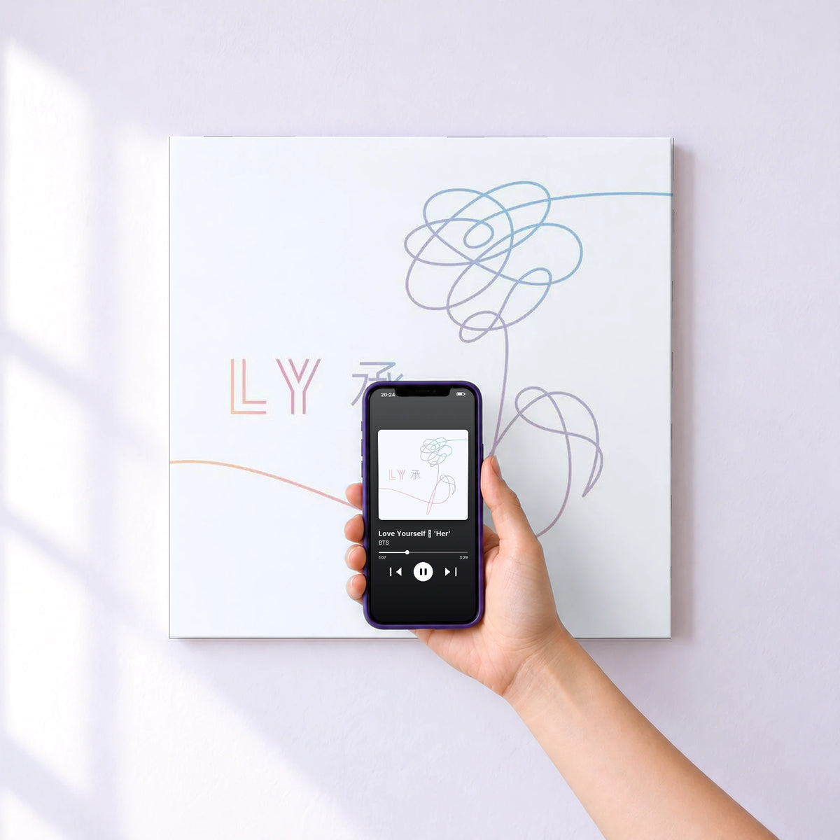 Affiche connectée Love Yourself 承 'Her' de BTS au mur : l'album se lance en approchant le téléphone