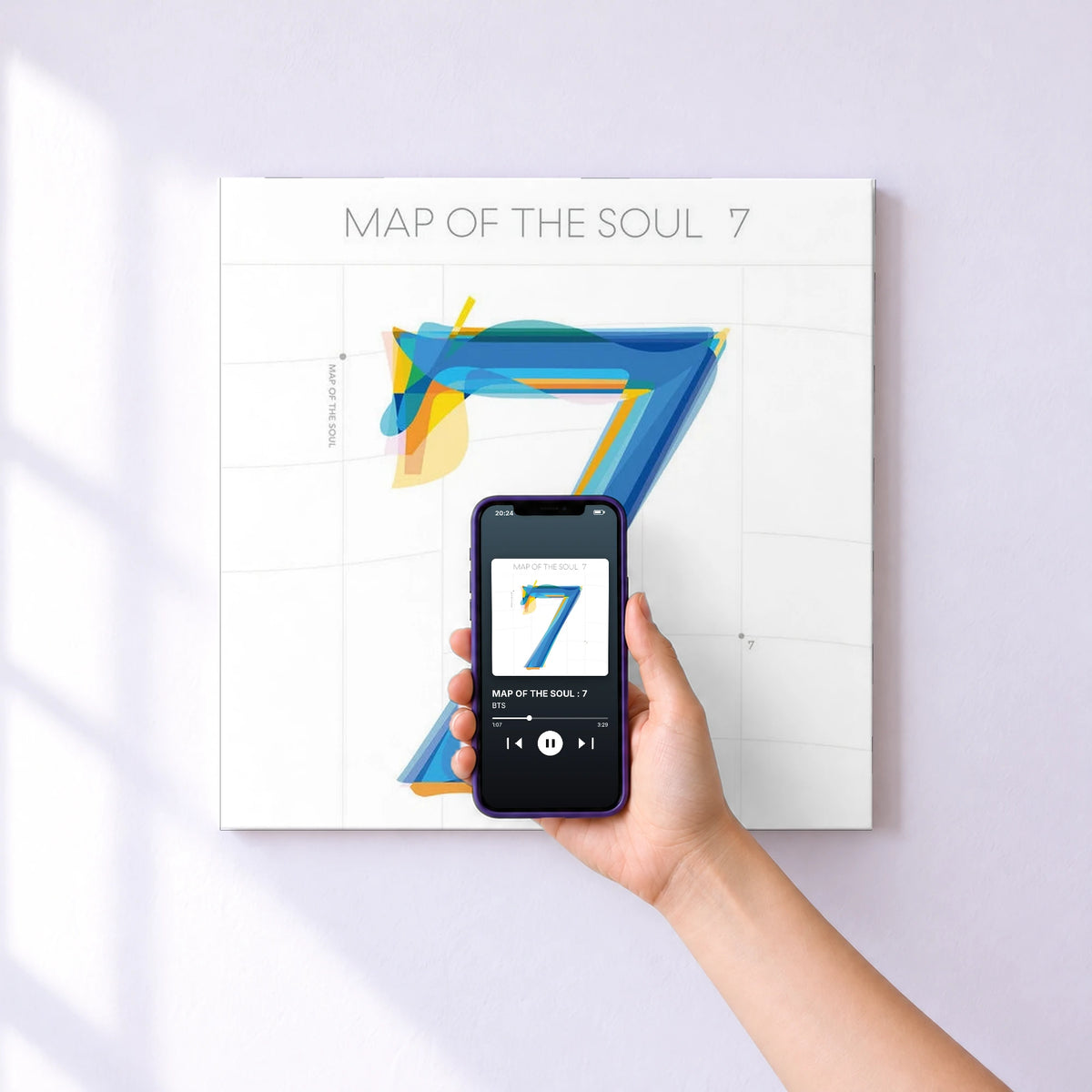 Affiche connectée MAP OF THE SOUL : 7 de BTS au mur : l'album se lance en approchant le téléphone
