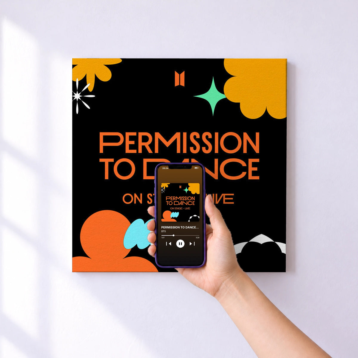 Affiche connectée PERMISSION TO DANCE ON STAGE - LIVE de BTS au mur : l'album se lance en approchant le téléphone