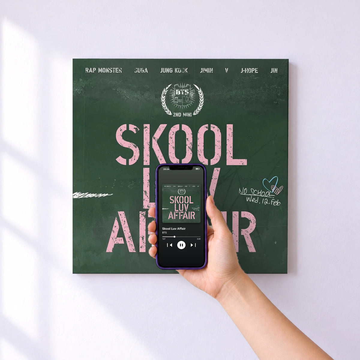 Affiche connectée Skool Luv Affair de BTS au mur : l'album se lance en approchant le téléphone