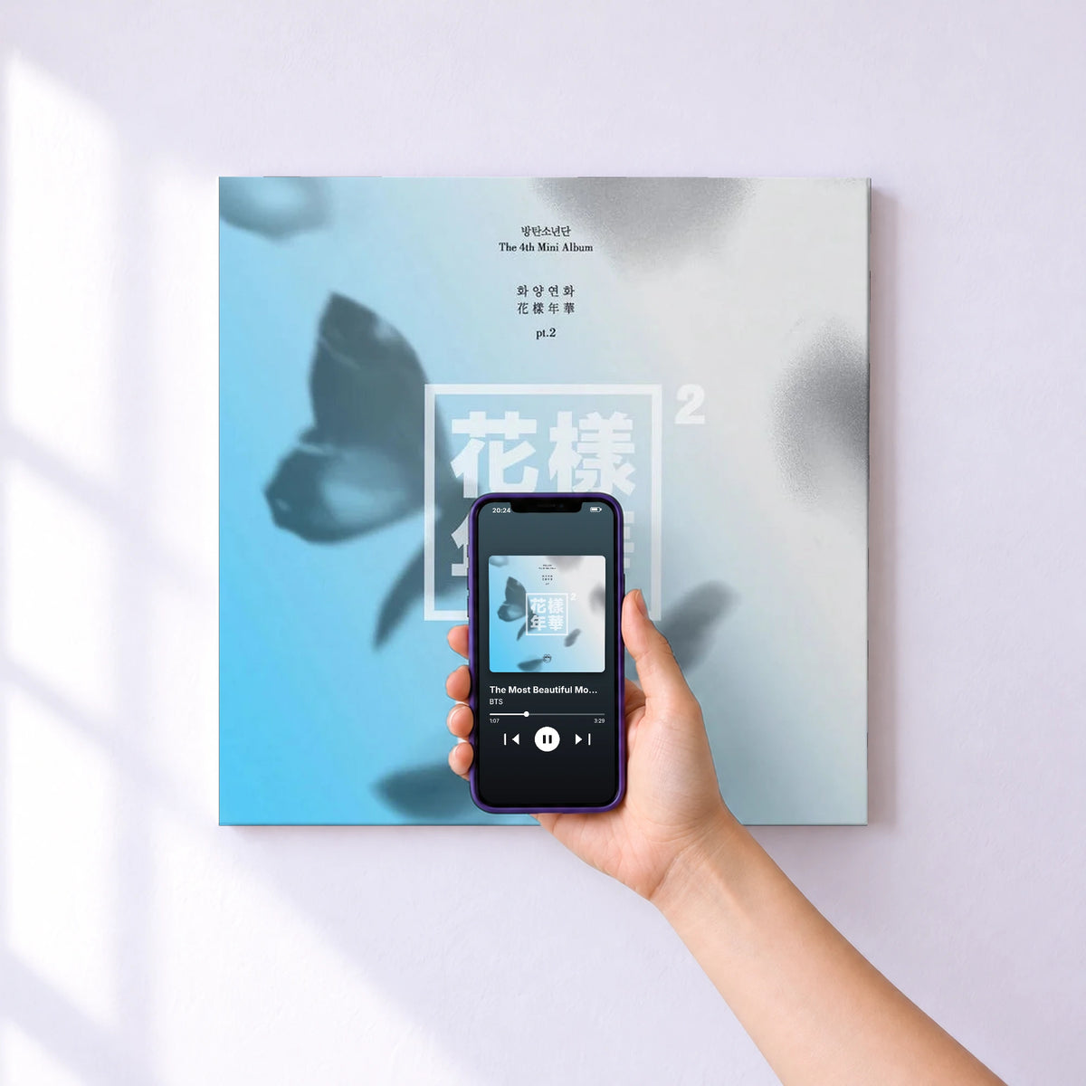 Affiche connectée The Most Beautiful Moment in Life Pt.2 de BTS au mur : l'album se lance en approchant le téléphone