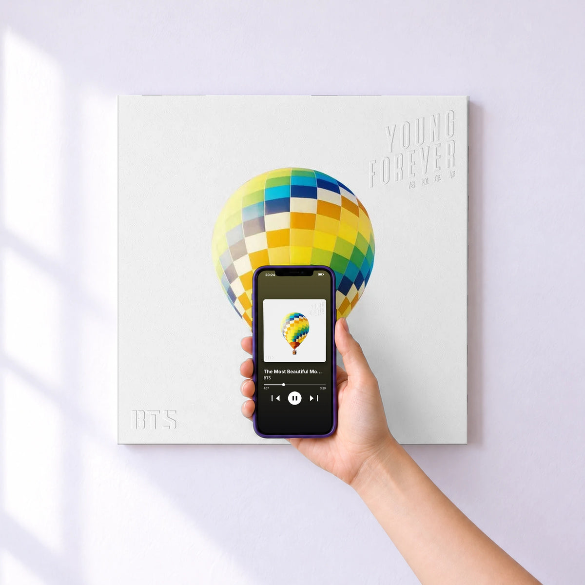 Affiche connectée The Most Beautiful Moment in Life: Young Forever de BTS au mur : l'album se lance en approchant le téléphone