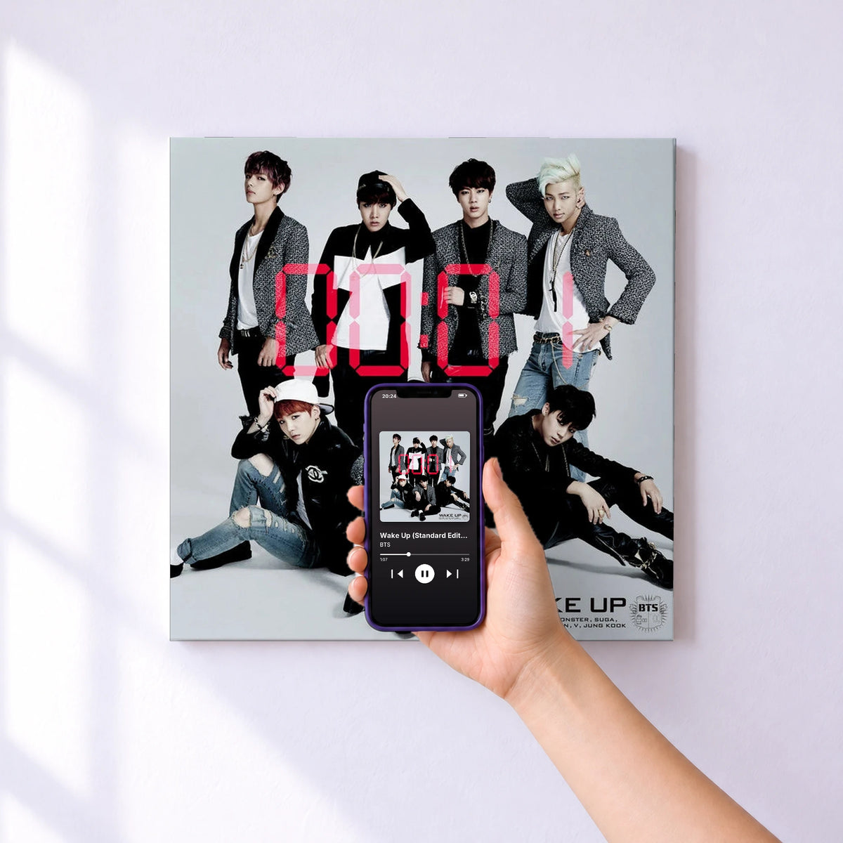 Affiche connectée Wake Up (Standard Edition) de BTS au mur : l'album se lance en approchant le téléphone