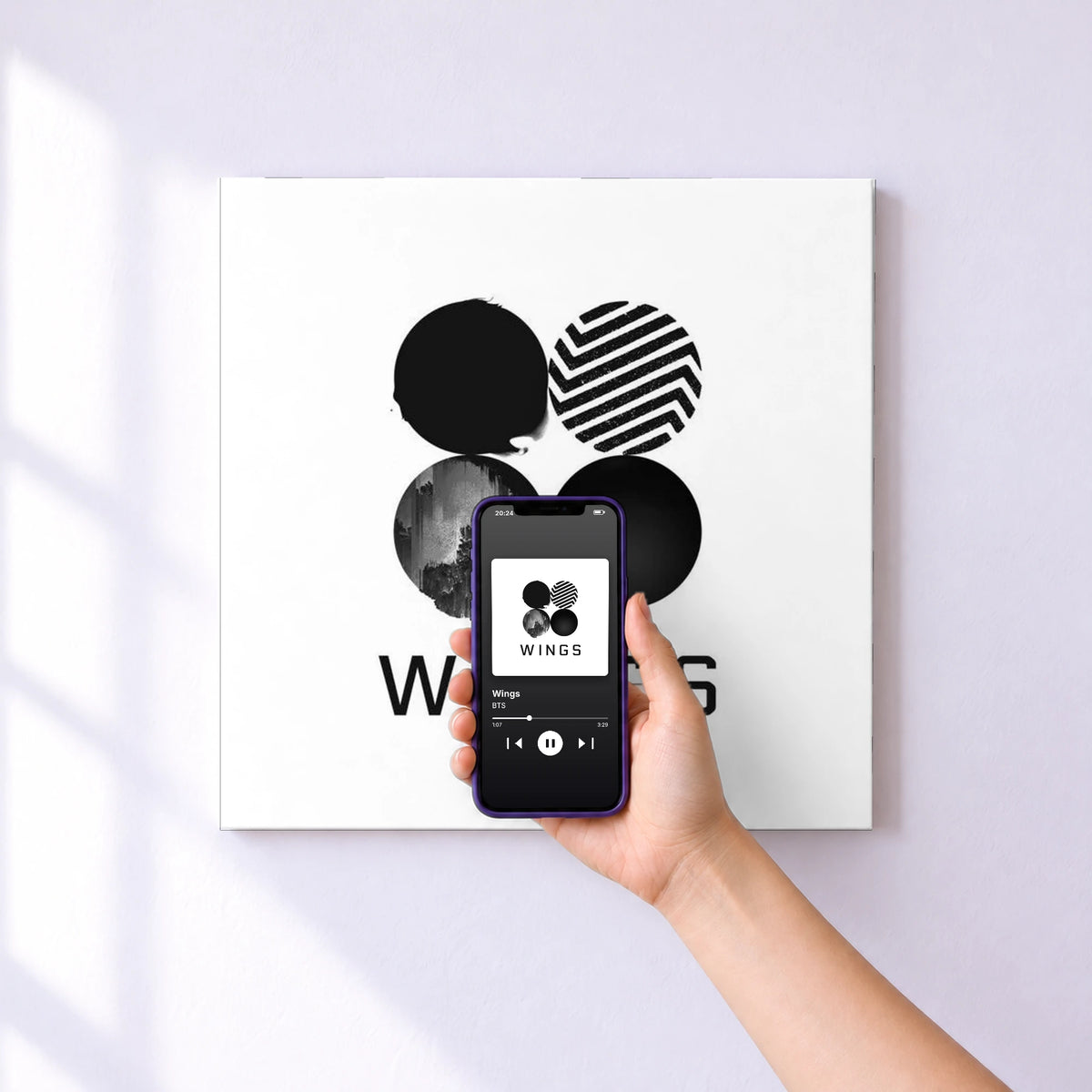Affiche connectée Wings de BTS au mur : l'album se lance en approchant le téléphone