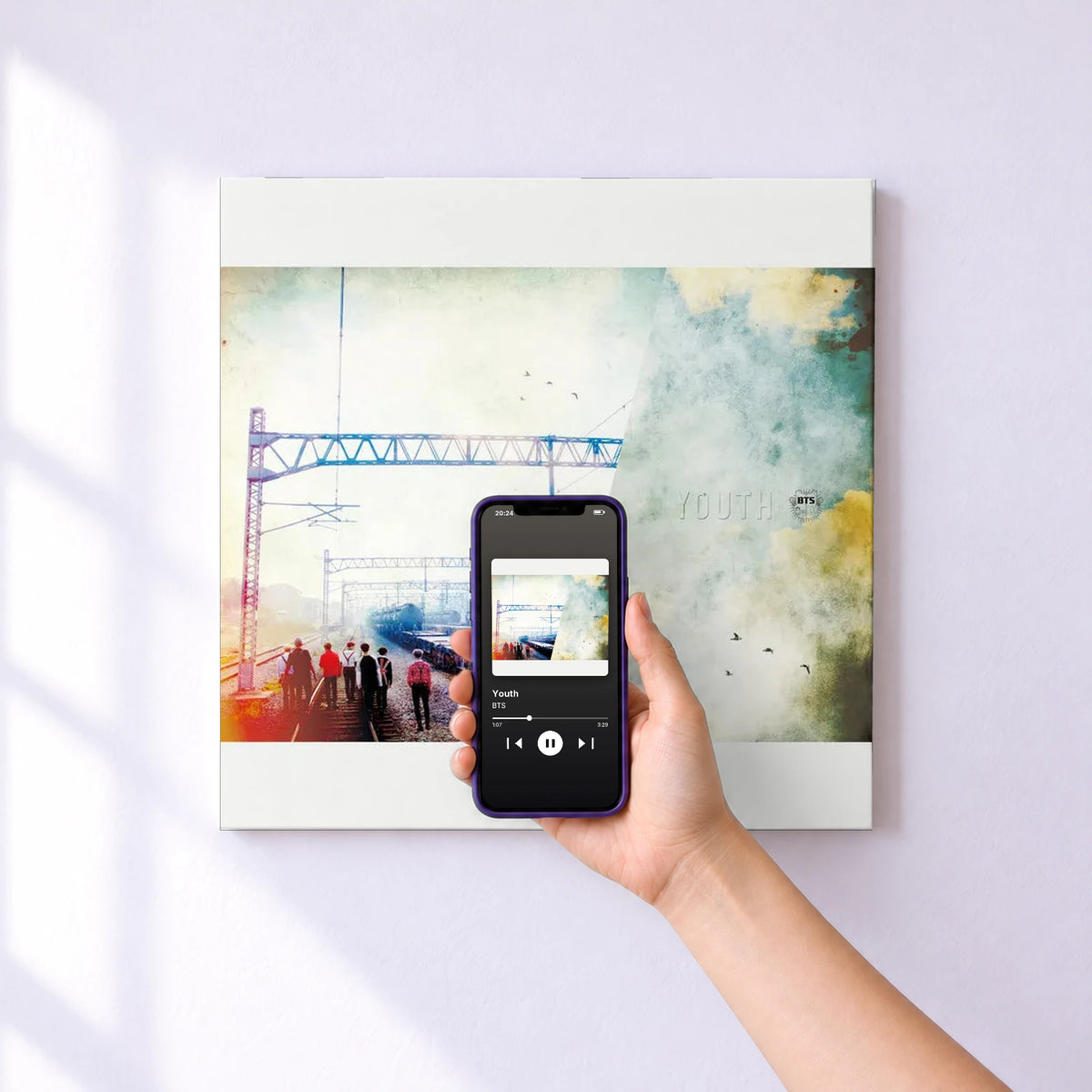 Affiche connectée Youth de BTS au mur : l'album se lance en approchant le téléphone