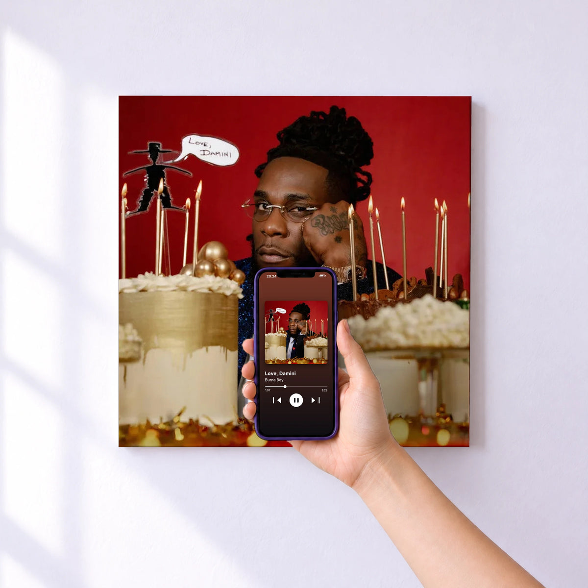 Affiche connectée Love, Damini de Burna Boy au mur : l'album se lance en approchant le téléphone