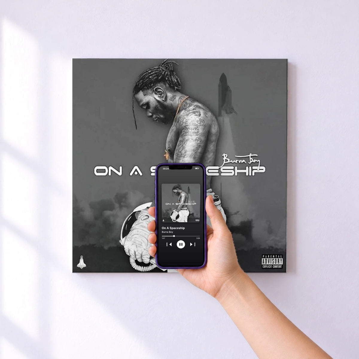 Affiche connectée On A Spaceship de Burna Boy au mur : l'album se lance en approchant le téléphone