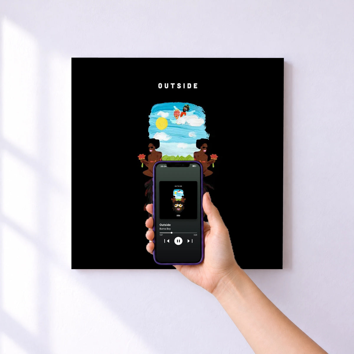 Affiche connectée Outside de Burna Boy au mur : l'album se lance en approchant le téléphone