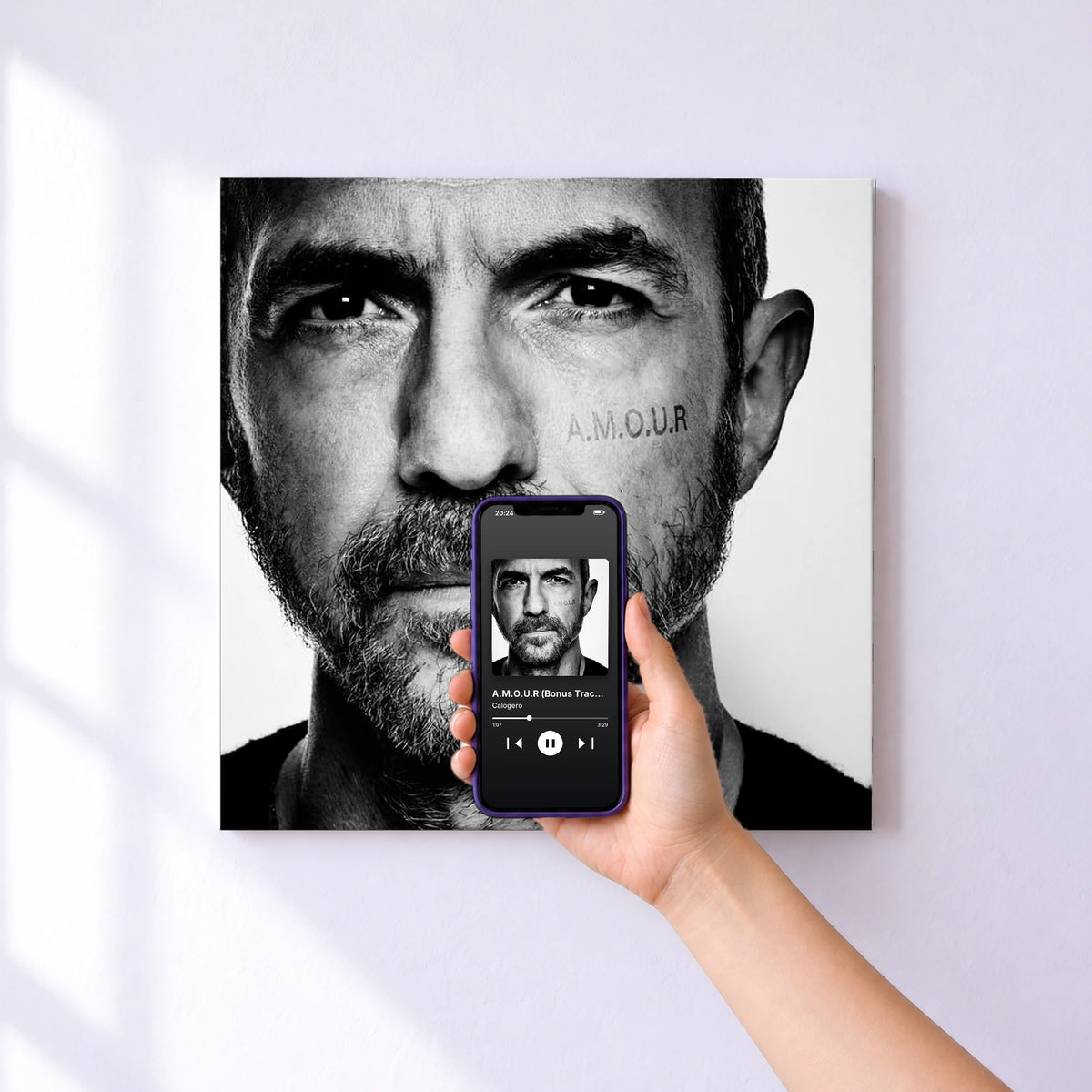Affiche connectée A.M.O.U.R (Bonus Track Version) de Calogero au mur : l'album se lance en approchant le téléphone
