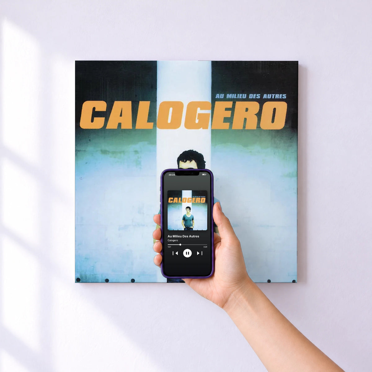 Affiche connectée Au Milieu Des Autres de Calogero au mur : l'album se lance en approchant le téléphone