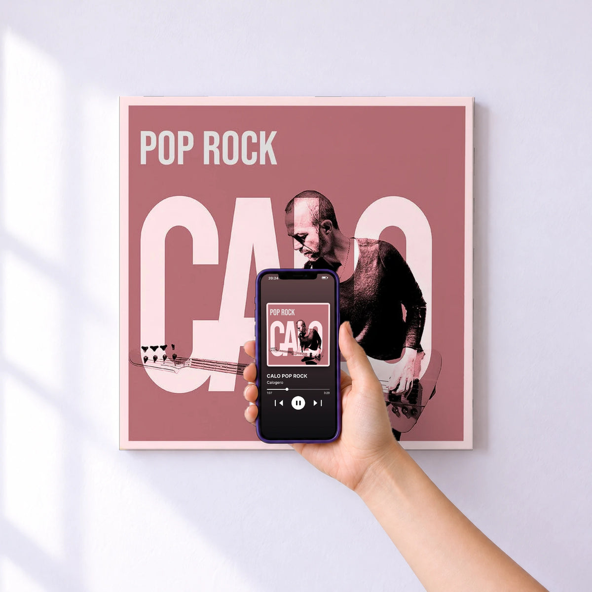 Affiche connectée CALO POP ROCK de Calogero au mur : l'album se lance en approchant le téléphone