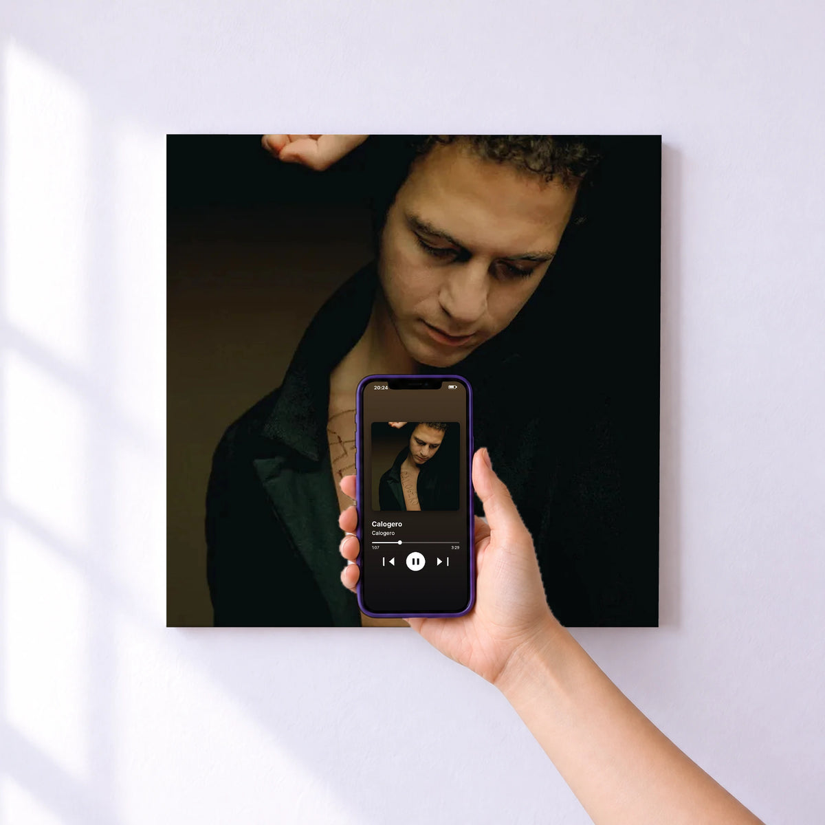 Affiche connectée Calogero de Calogero au mur : l'album se lance en approchant le téléphone