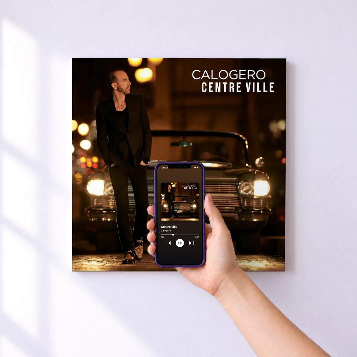 Affiche connectée Centre ville de Calogero au mur : l'album se lance en approchant le téléphone