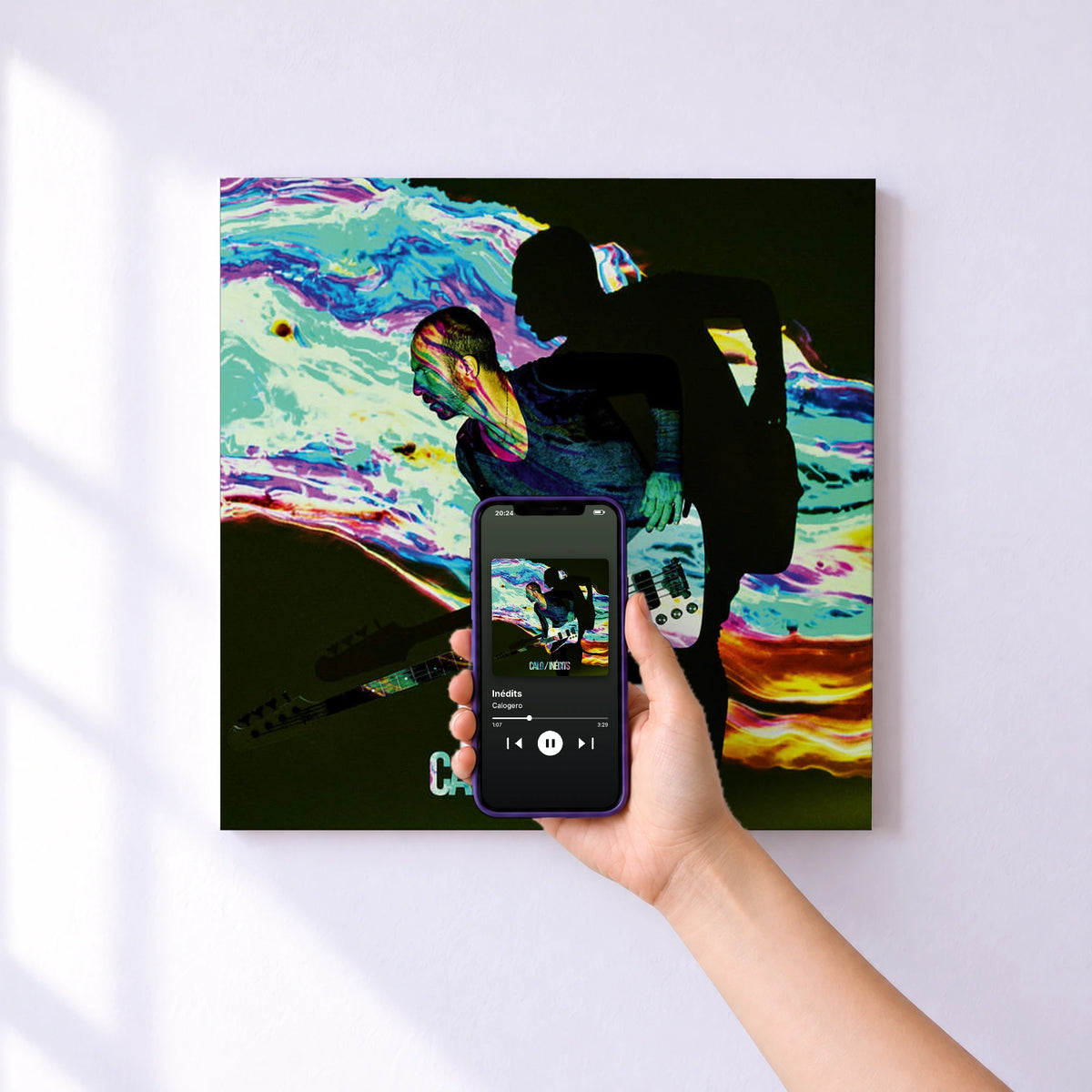 Affiche connectée Inédits de Calogero au mur : l'album se lance en approchant le téléphone
