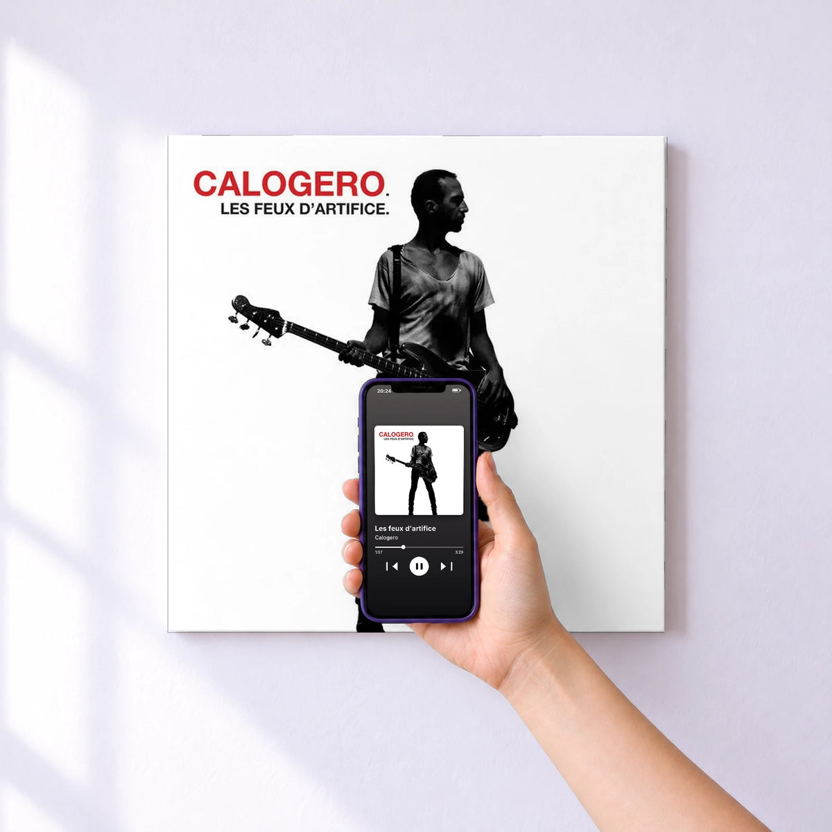 Affiche connectée Les feux d'artifice de Calogero au mur : l'album se lance en approchant le téléphone