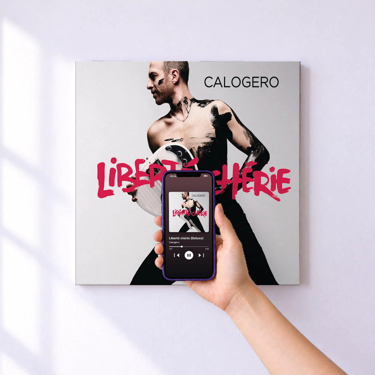 Affiche connectée Liberté chérie (Deluxe) de Calogero au mur : l'album se lance en approchant le téléphone