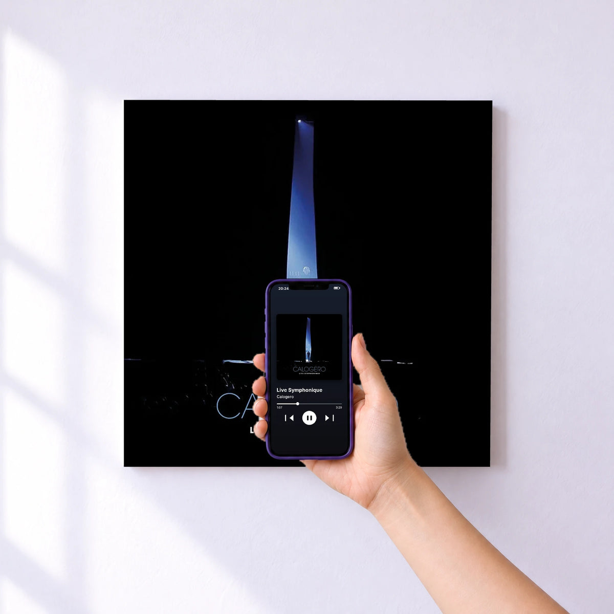 Affiche connectée Live Symphonique de Calogero au mur : l'album se lance en approchant le téléphone