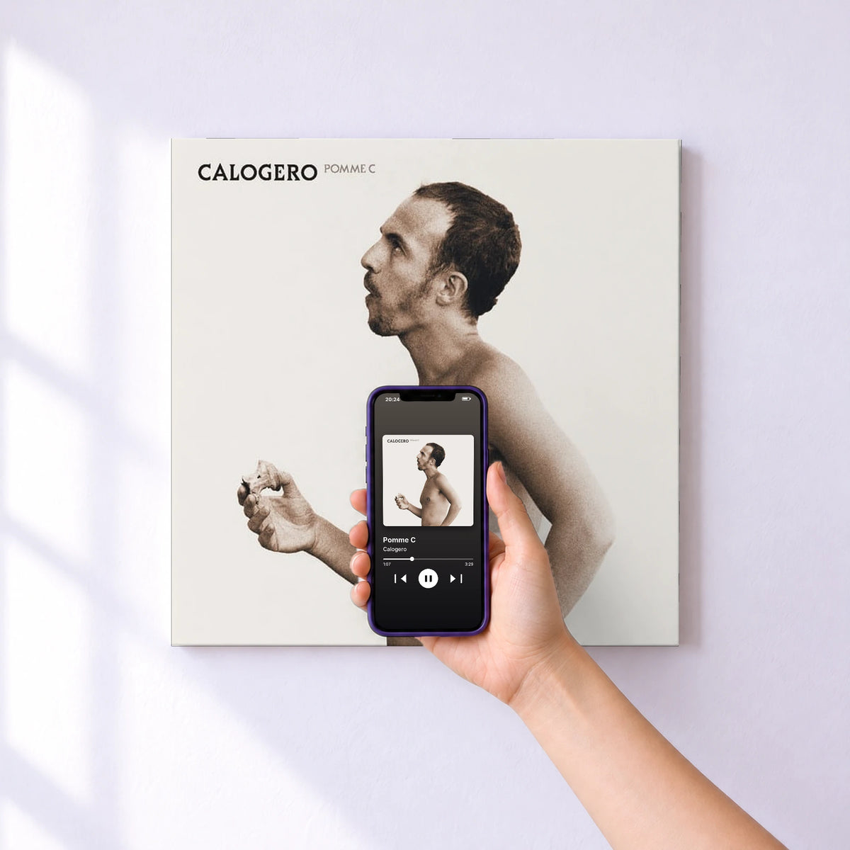 Affiche connectée Pomme C de Calogero au mur : l'album se lance en approchant le téléphone