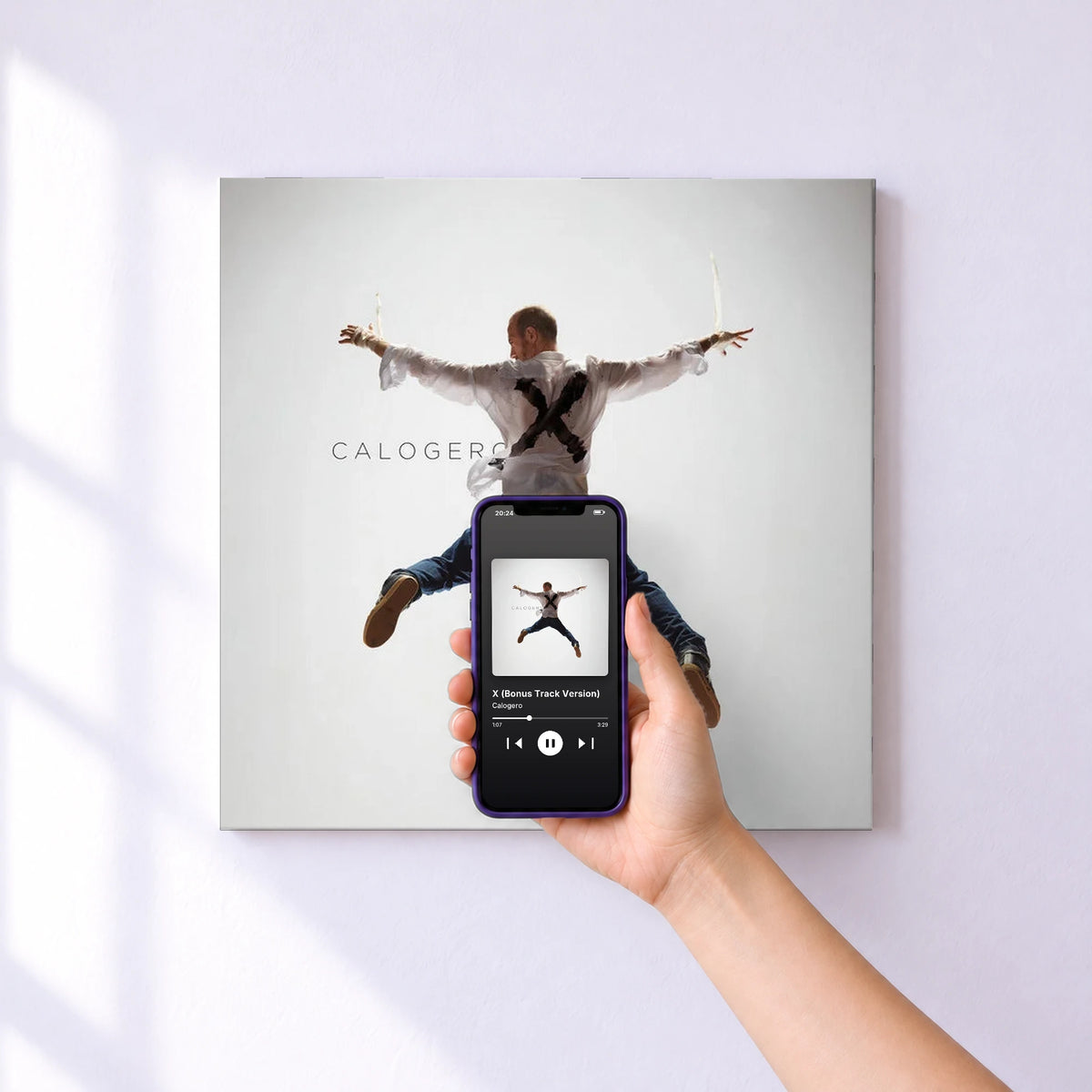 Affiche connectée X (Bonus Track Version) de Calogero au mur : l'album se lance en approchant le téléphone
