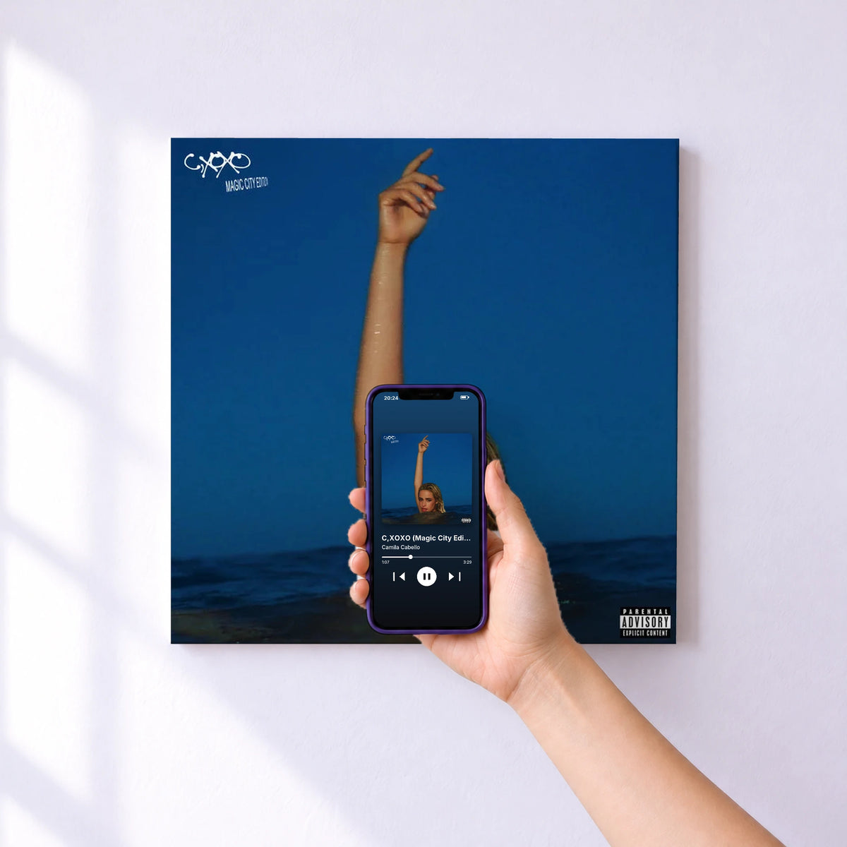 Affiche connectée C,XOXO (Magic City Edition) de Camila Cabello au mur : l'album se lance en approchant le téléphone