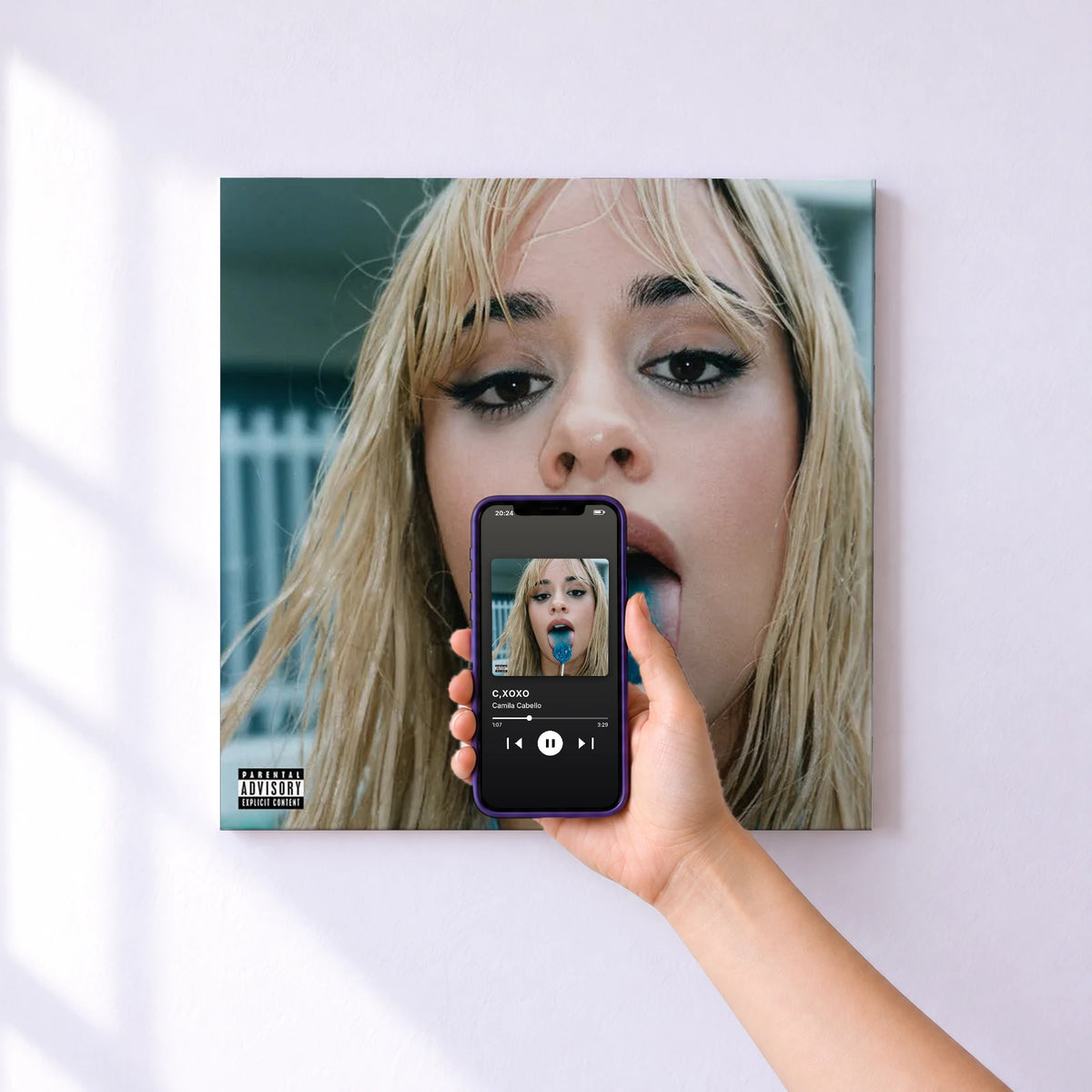 Affiche connectée C,XOXO de Camila Cabello au mur : l'album se lance en approchant le téléphone