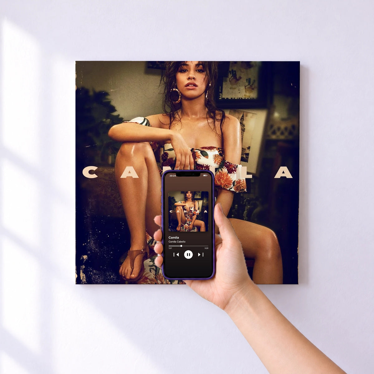 Affiche connectée Camila de Camila Cabello au mur : l'album se lance en approchant le téléphone
