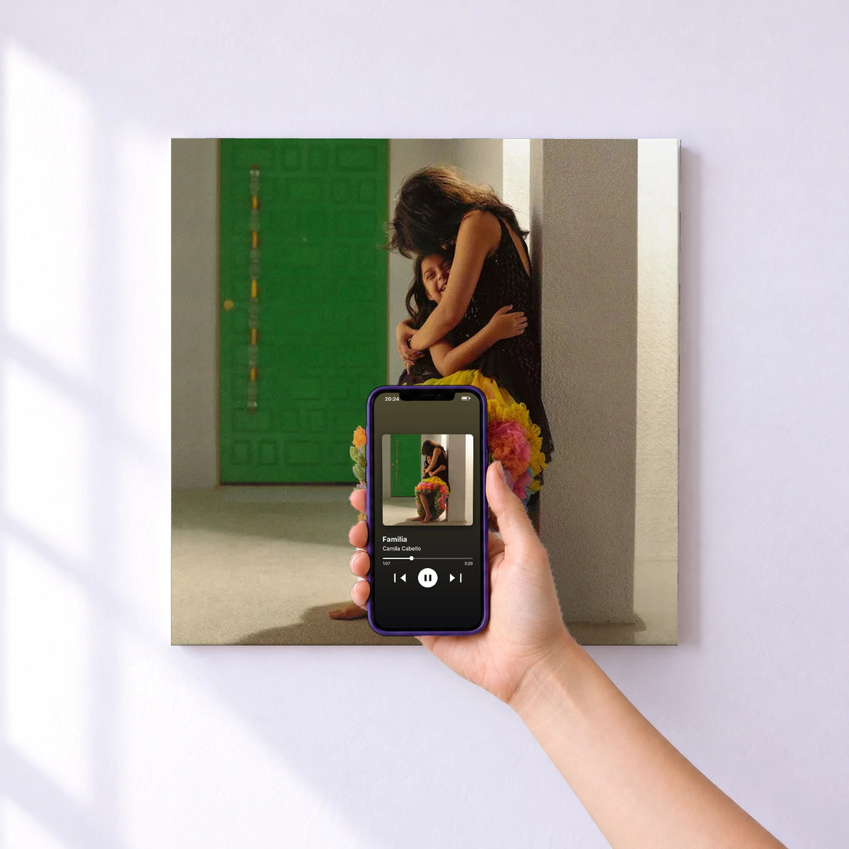 Affiche connectée Familia de Camila Cabello au mur : l'album se lance en approchant le téléphone