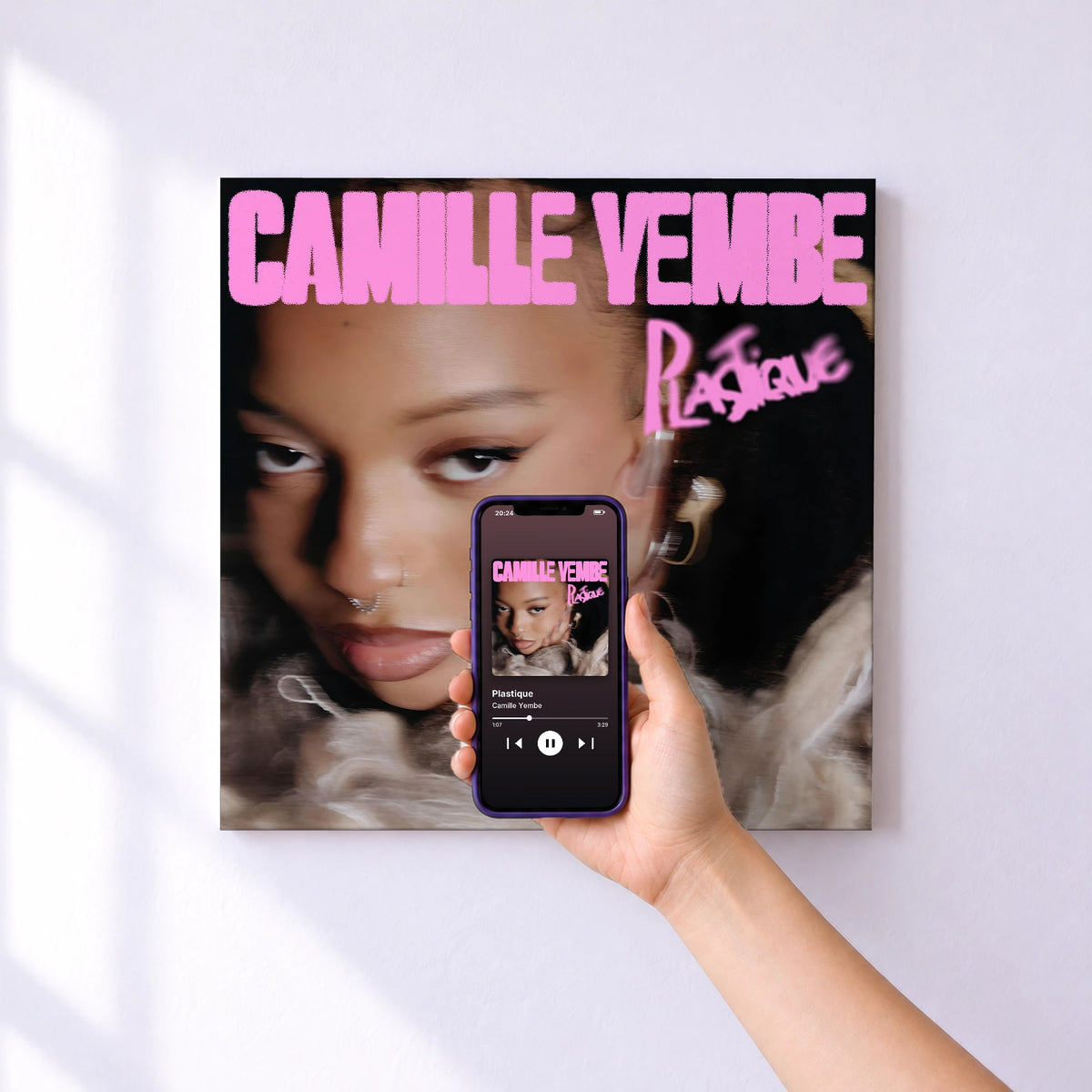 Affiche connectée Plastique de Camille Yembe au mur : l'album se lance en approchant le téléphone