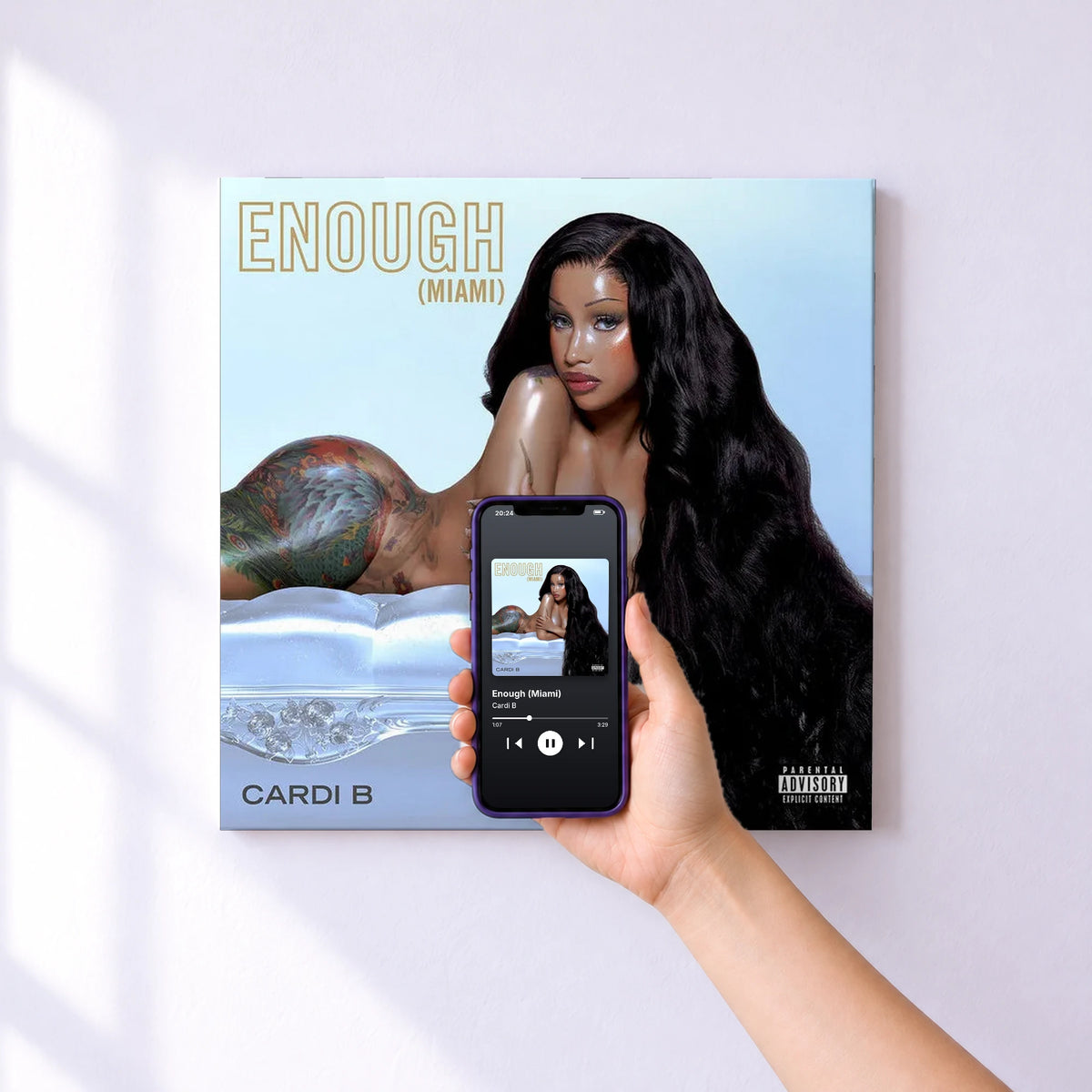 Affiche connectée Enough (Miami) de Cardi B au mur : l'album se lance en approchant le téléphone