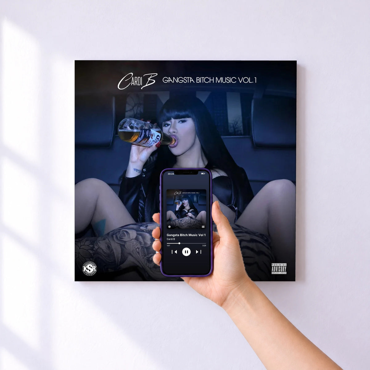 Affiche connectée Gangsta Bitch Music Vol 1 de Cardi B au mur : l'album se lance en approchant le téléphone