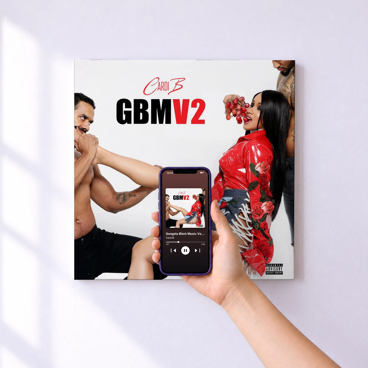 Affiche connectée Gangsta Bitch Music Vol. 2 de Cardi B au mur : l'album se lance en approchant le téléphone