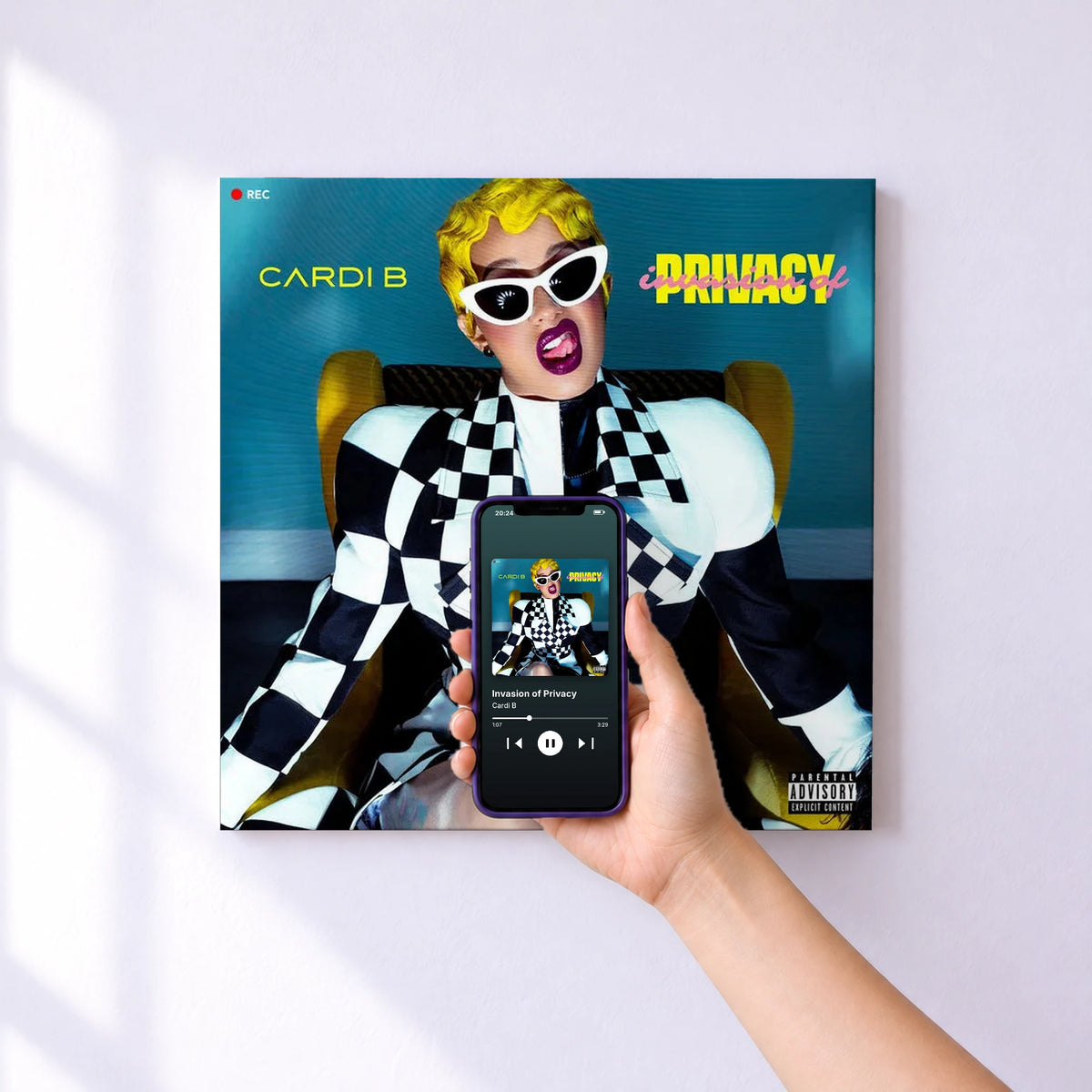 Affiche connectée Invasion of Privacy de Cardi B au mur : l'album se lance en approchant le téléphone