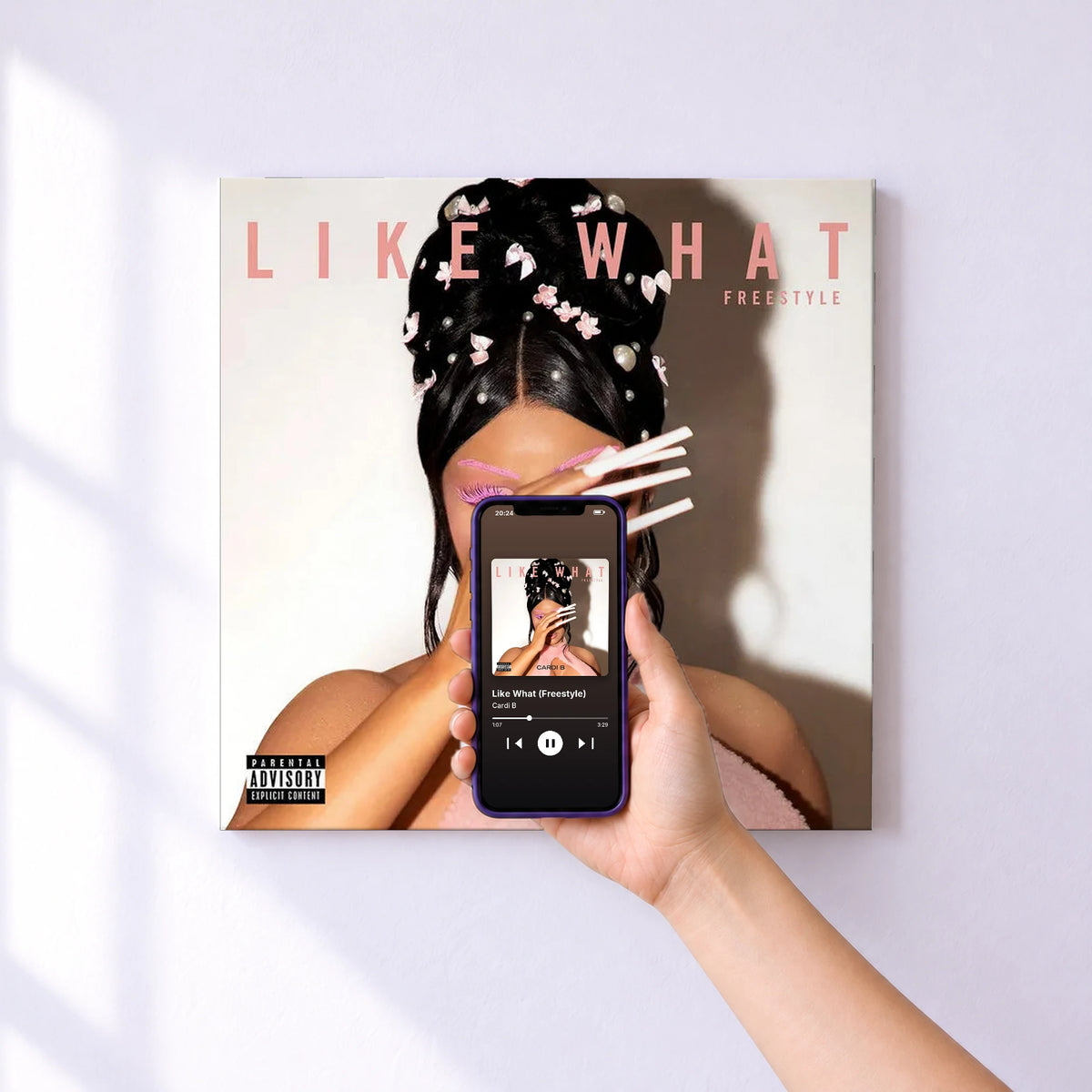 Affiche connectée Like What (Freestyle) de Cardi B au mur : l'album se lance en approchant le téléphone