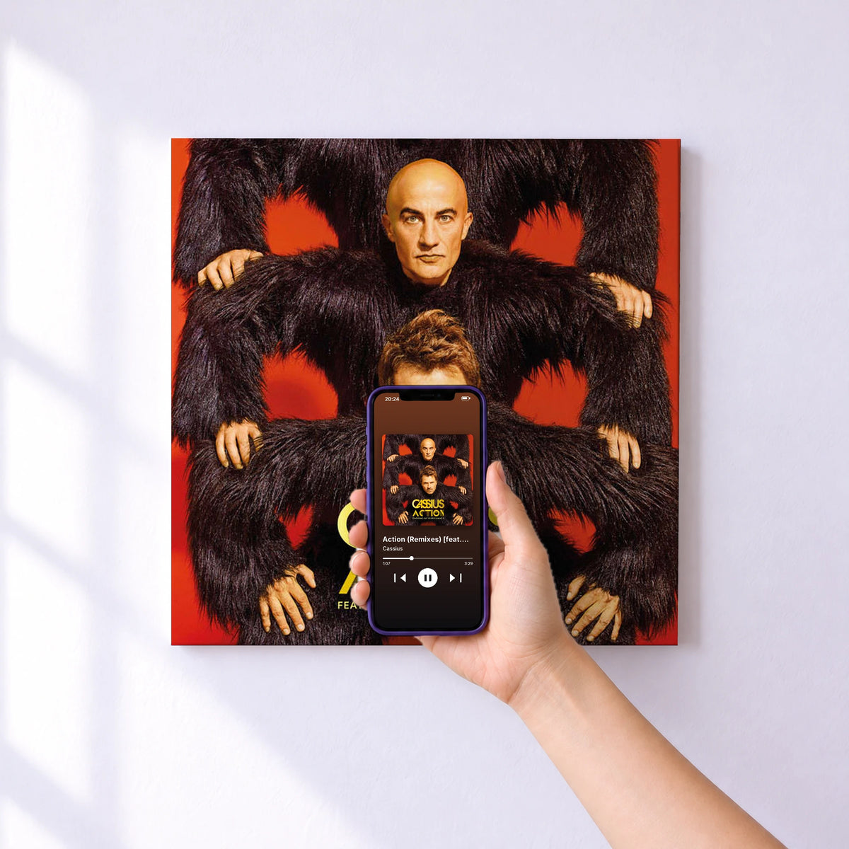 Affiche connectée Action (Remixes) [feat. Cat Power & Mike D.] de Cassius au mur : l'album se lance en approchant le téléphone