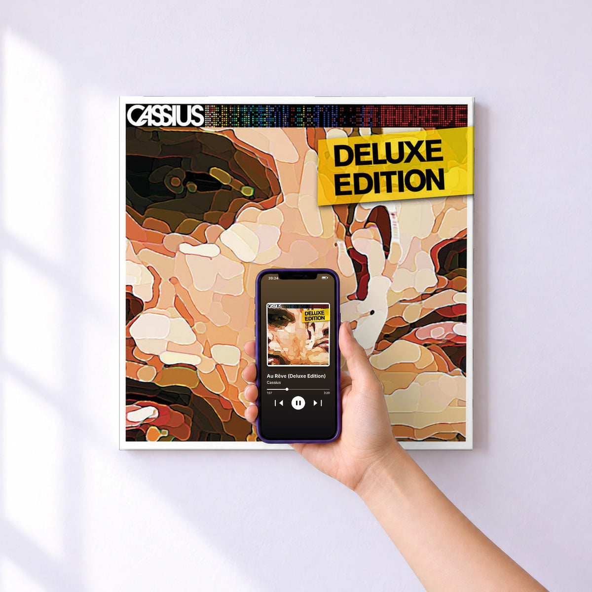 Affiche connectée Au Rêve (Deluxe Edition) de Cassius au mur : l'album se lance en approchant le téléphone