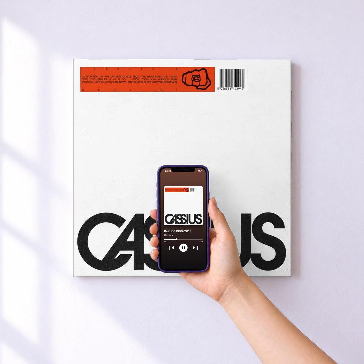 Affiche connectée Best Of 1996-2019 de Cassius au mur : l'album se lance en approchant le téléphone
