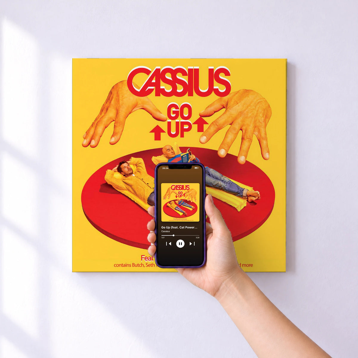 Affiche connectée Go Up (feat. Cat Power & Pharrell Williams) de Cassius au mur : l'album se lance en approchant le téléphone