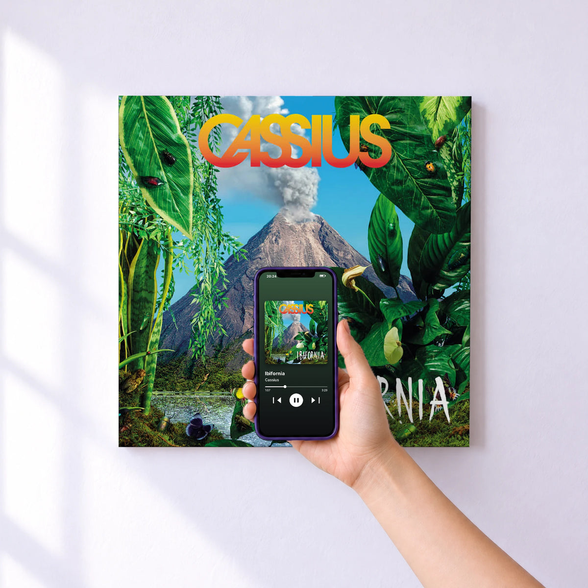 Affiche connectée Ibifornia de Cassius au mur : l'album se lance en approchant le téléphone