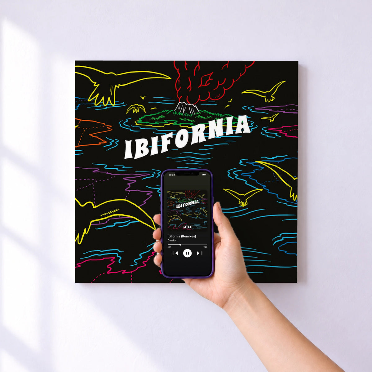 Affiche connectée Ibifornia (Remixes) de Cassius au mur : l'album se lance en approchant le téléphone