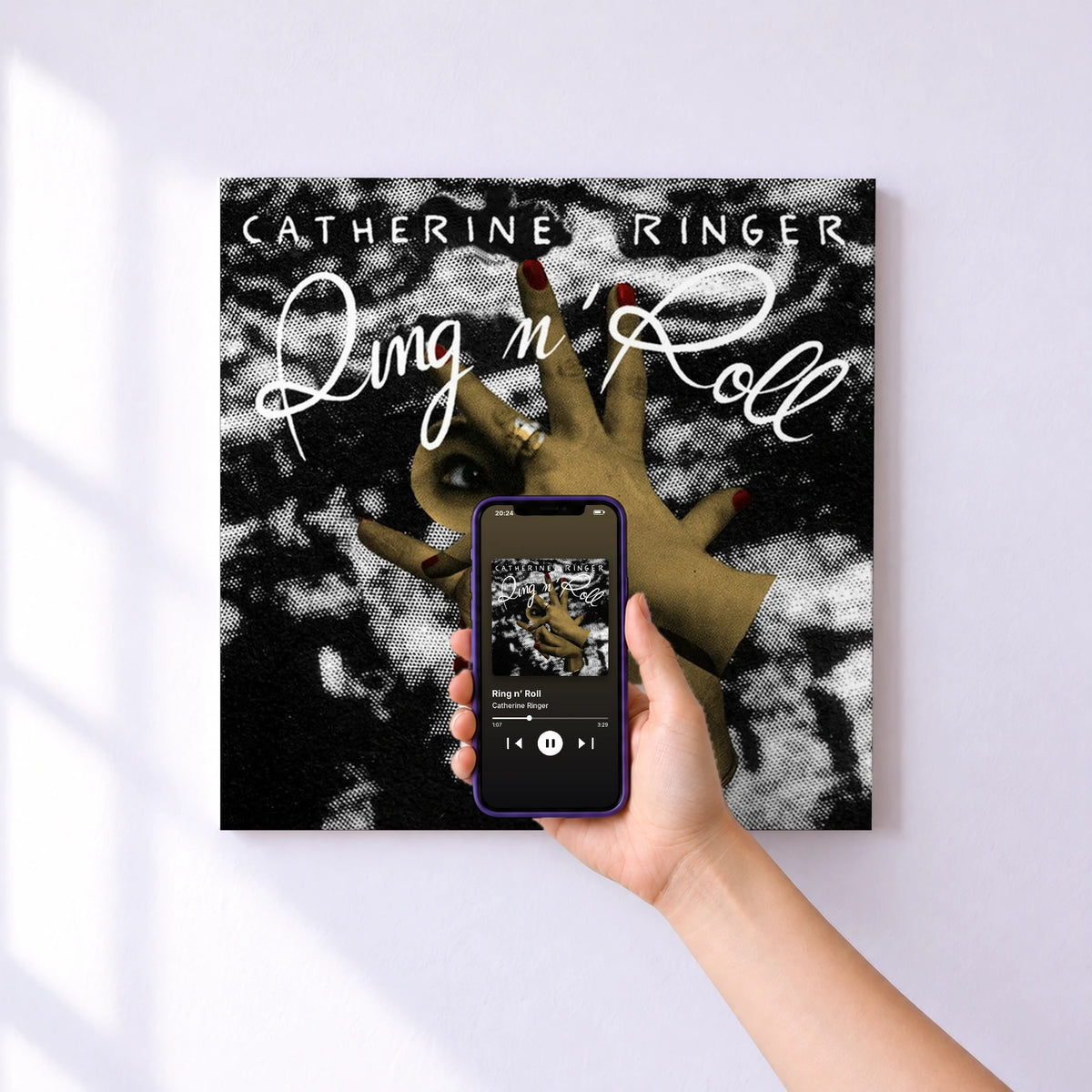 Affiche connectée Ring n’ Roll de Catherine Ringer au mur : l'album se lance en approchant le téléphone