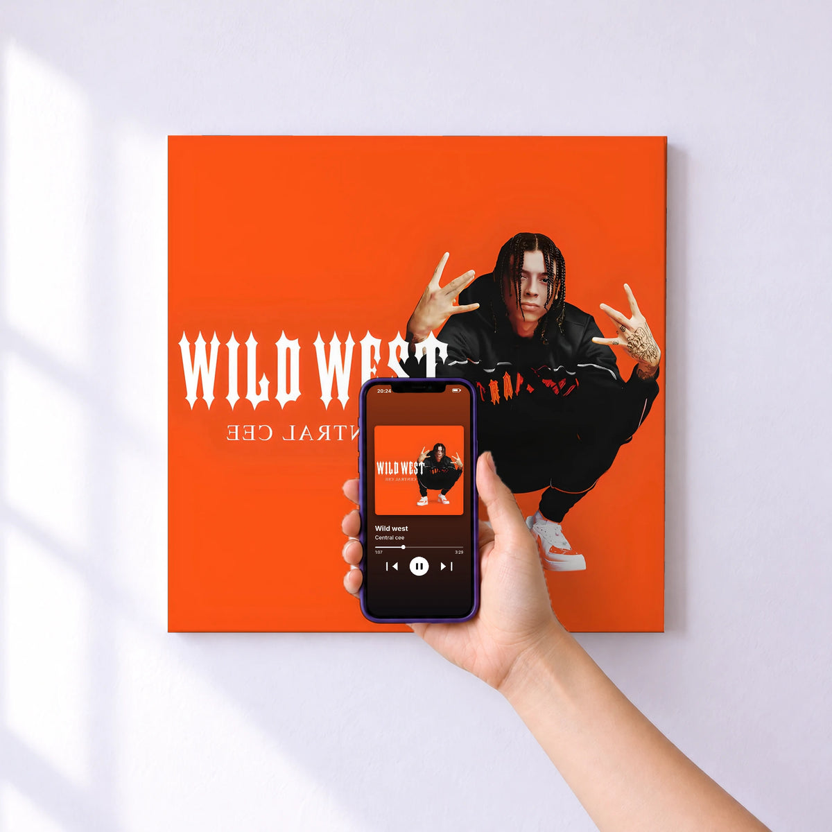 Affiche connectée Wild west de Central cee au mur : l'album se lance en approchant le téléphone